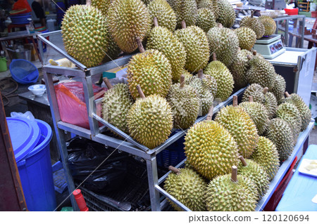 Durian sales in Vietnam 120120694