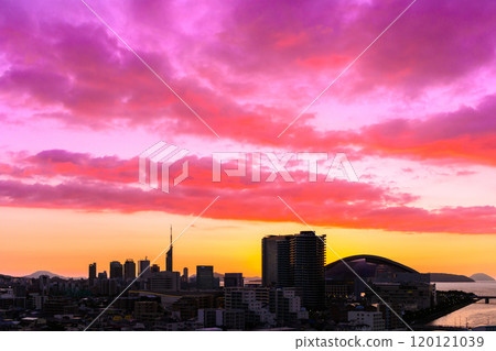 Sunset over Momochihama, Jigyohama, and Fukuoka Tower in Sawara Ward, seen from Tojinmachi and Ohori Park, with swirling clouds in pink 120121039