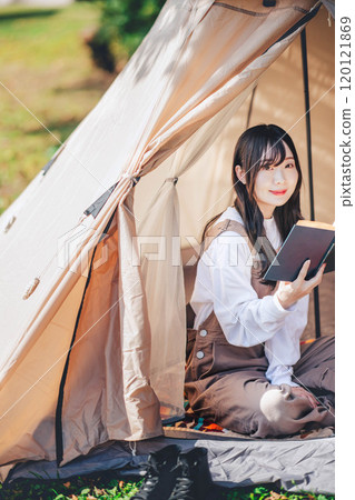 年輕女子在帳篷裡享受讀書 120121869