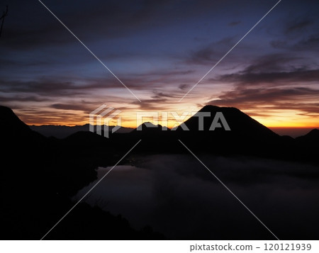 Dawn on Mount Haruna in late autumn 3 Dawn on Mount Haruna in late autumn 3 120121939