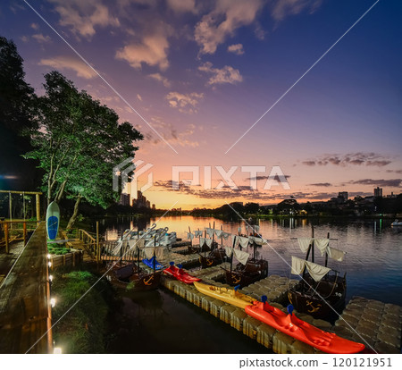 Sunset on the shore of Ipago Lake of Londrina 120121951