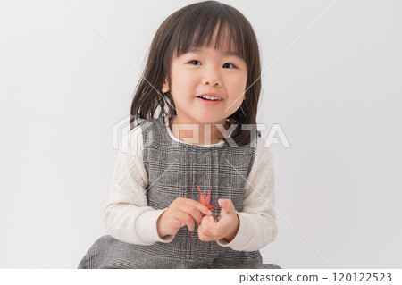 女孩玩秋天的落葉 120122523