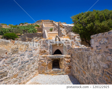 威尼斯共和國廢墟中的一個類似窯爐的物體（希臘克里特島斯皮納隆加） 120122925