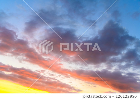 Clouds dyed in the sunset at dusk background material Clouds dyed in the sunset at dusk background material 120122950