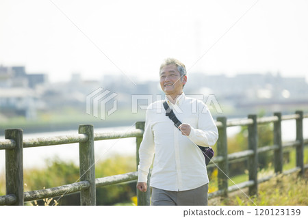 一位老人興高采烈地沿著堤岸行走 一位老人興高采烈地沿著堤岸行走 120123139
