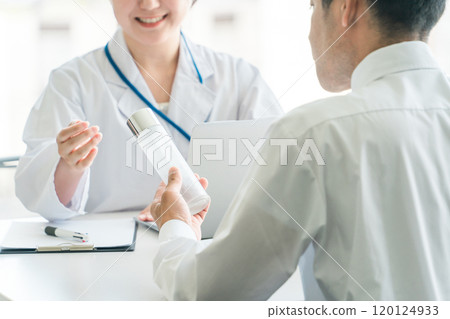 Doctor recommending medicine / Doctor and patient middle-aged man (men's cosmetics, skin care, cosmetics, beauty) 120124933