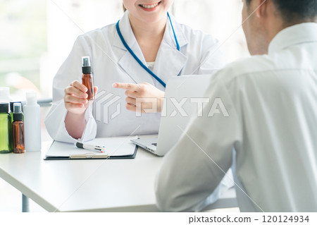 Doctor recommending medicine / Doctor and middle-aged man patient (medication guidance, hair loss treatment, AGA, drugs) Doctor recommending medicine / Doctor and middle-aged man patient (medication guidance, hair loss treatment, AGA, drugs) 120124934