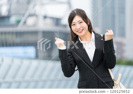 Young business woman to pose Young business woman to pose 120125652