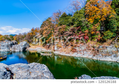 埼玉長瀞溪谷：紅葉染紅的岩石路面與荒川溪流 120126188