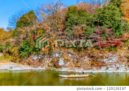 埼玉長瀞溪谷：紅葉染紅的岩石路面與荒川溪流 120126197