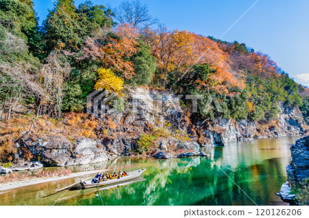 Nagatoro Valley, Saitama: Fall foliage-tinted rock formations and the Arakawa River Nagatoro Valley, Saitama: Fall foliage-tinted rock formations and the Arakawa River 120126206