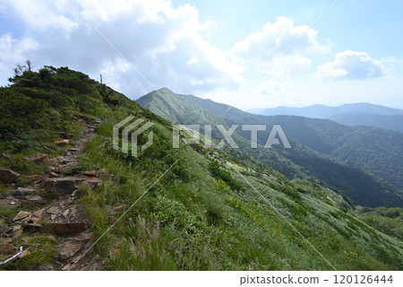 Climbing Mount Shirasuna, Gunma Prefecture 120126444