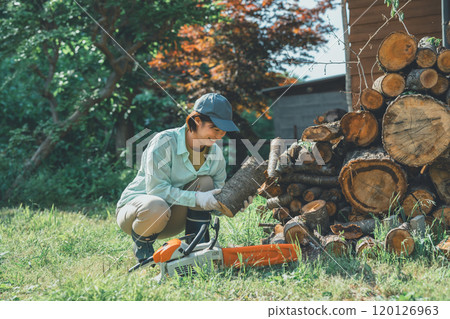 用電鋸製作木柴 120126963