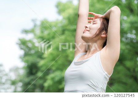 Woman wearing yoga wear/sportswear 120127545