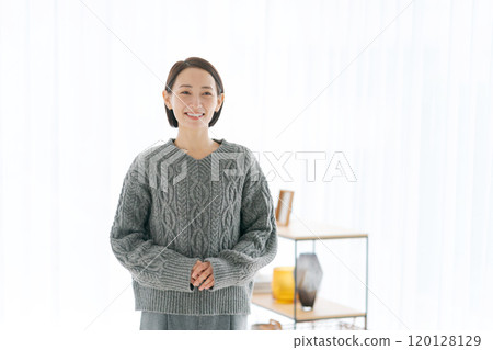 中間女人在房間裡放鬆 120128129