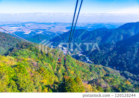 Gozaisho Ropeway and the mid-mountain of Mt. Gozaisho where autumn leaves are beginning to fall 120128244