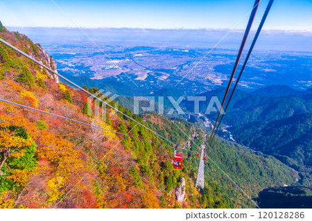 Gozaisho Ropeway and autumn leaves 120128286