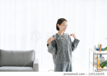 中間女人在房間裡放鬆 中間女人在房間裡放鬆 120128295