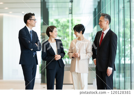 商務人士男女對話 120128381