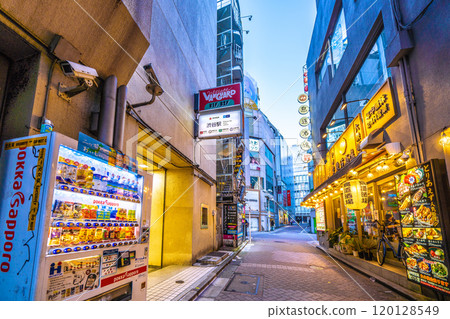 日本東京城市景觀：澀谷中央街胡同新景觀，鳥通坂場前，澀谷站出入口在瑞穗銀行旁。 120128549