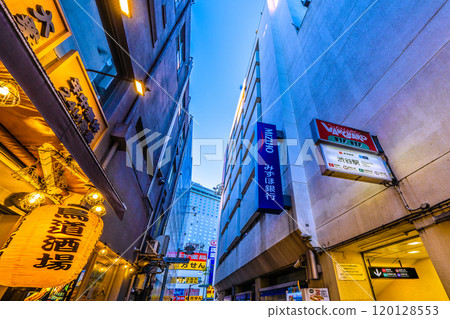 日本東京城市景觀:澀谷中央街胡同新景觀,鳥通坂場前,澀谷站出入口在瑞穗銀行旁。 日本東京城市景觀:澀谷中央街胡同新景觀,鳥通坂場前,澀谷站出入口在瑞穗銀行旁。 120128553