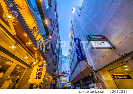 日本東京城市景觀:澀谷中央街胡同新景觀,鳥通坂場前,澀谷站出入口在瑞穗銀行旁。 日本東京城市景觀:澀谷中央街胡同新景觀,鳥通坂場前,澀谷站出入口在瑞穗銀行旁。 120128554