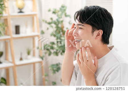 一個男人摸著臉頰微笑 120128751