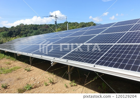 太陽能板排列在晴朗的藍天下 — 太陽能發電廠 120129204