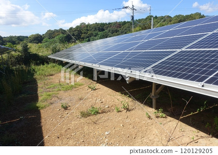 太陽能板排列在晴朗的藍天下 — 太陽能發電廠 120129205