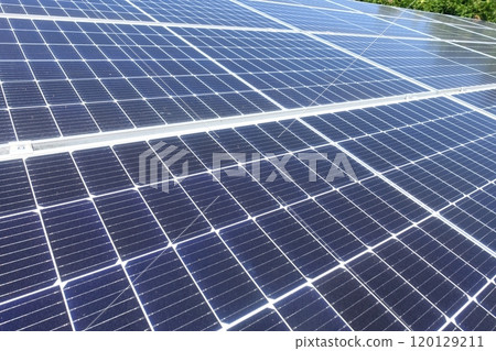 太陽能板排列在晴朗的藍天下 — 太陽能發電廠 120129211