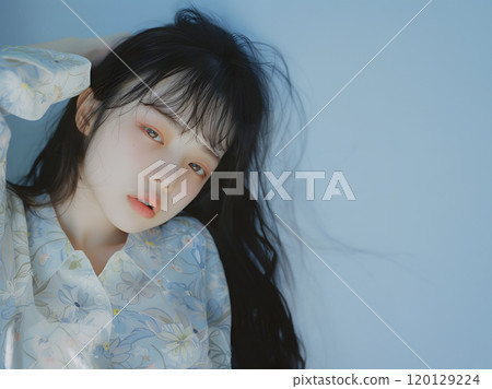 亞洲女性處於放鬆模式,表情慵懶 亞洲女性處於放鬆模式,表情慵懶 120129224