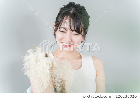 有花束的亞裔婦女(新娘，新娘，婚姻) 120130020