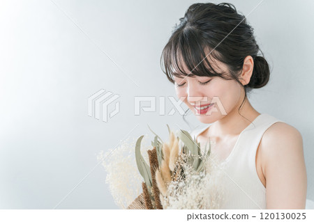有花束的亞裔婦女(新娘，新娘，婚姻) 120130025