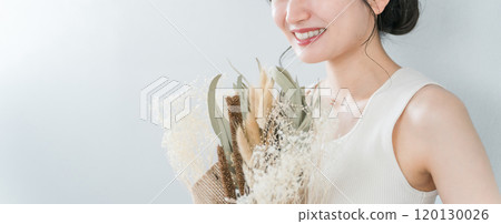 A smiling Asian woman with a bouquet (anniversary, bridal gift) 120130026