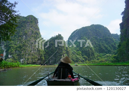 Tam Coc Boat and Boatman (Ninh Binh, Vietnam) 120130027