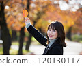 大阪府大阪市宮古島區櫻之宮公園,在秋葉背景下,微笑的年輕女子右手握著一片葉子 大阪府大阪市宮古島區櫻之宮公園,在秋葉背景下,微笑的年輕女子右手握著一片葉子 120130117
