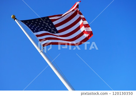 Fluttering American flag (San Francisco/USA) 120130350