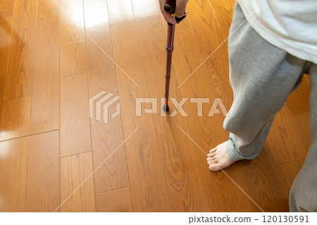 一名男子拄著拐杖站在室內 120130591