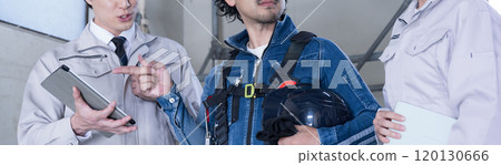 A contractor in work clothes and a site supervisor in denim are arguing over a complaint 120130666