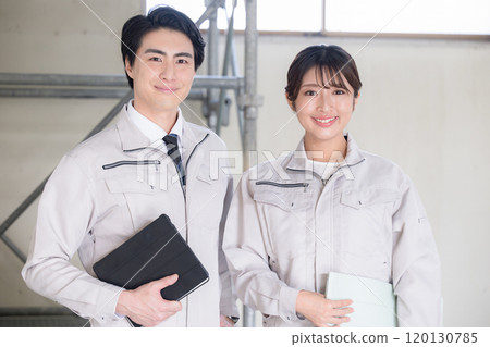 建築工地的設計師和建築師，以及工廠工作的兩名年輕男女工人，看著鏡頭。 120130785