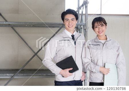 建築工地的設計師和建築師，以及工廠工作的兩名年輕男女工人，看著鏡頭。 120130786