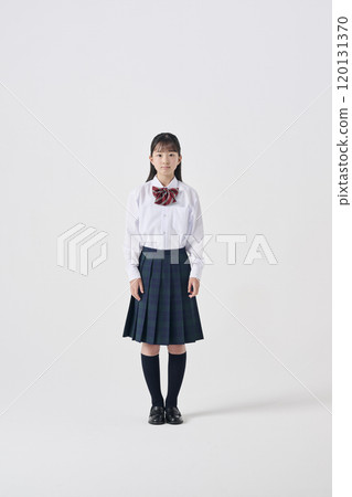 白背景，日本國中女孩，微笑，全身 120131370