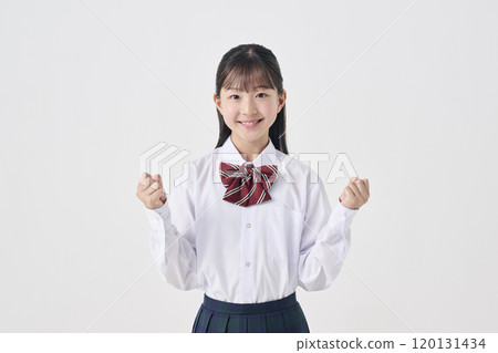 白色背景，日本國中女孩擺出戰鬥姿勢 120131434