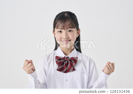 白色背景，日本國中女孩擺出戰鬥姿勢 120131436
