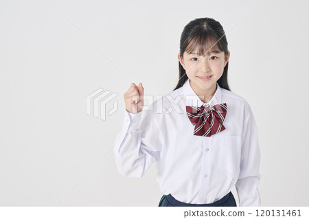白色背景，日本國中女孩擺出戰鬥姿勢 120131461