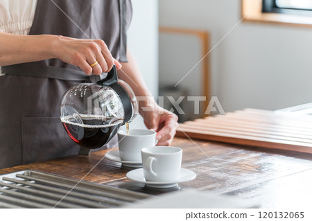 Female baristas and roasters who make coffee at cafes, coffee shops, and coffee shops 120132065