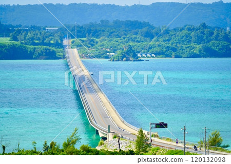 橫跨翠綠大海的古宇利大橋 橫跨翠綠大海的古宇利大橋 120132098