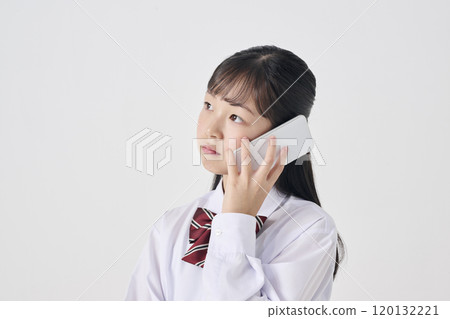 白色背景，日本國中女孩打電話 120132221