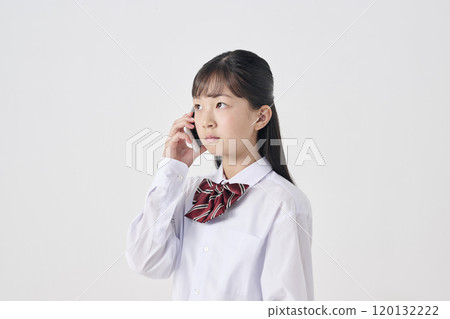 白色背景，日本國中女孩打電話 120132222