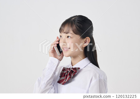 白色背景，日本國中女孩打電話 120132225